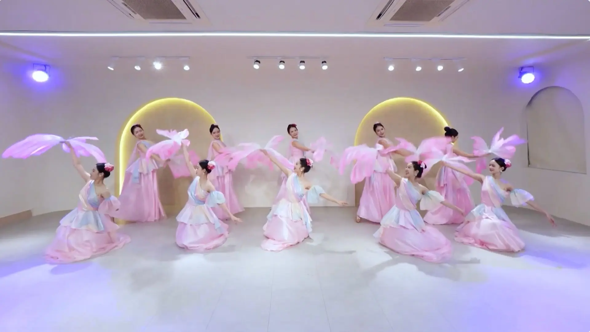 Hồn cốt văn hoá Việt qua những điệu múa dân gian | HANOI Review | 11/01/2026